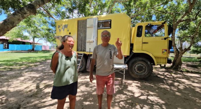 Turistas franceses acampan con su casa rodante en el parque La Guaricha de Maturín