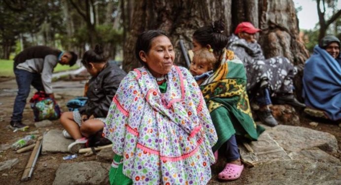 Unos 800 indígenas de Bogotá retornan a sus territorios tras meses de asentamiento