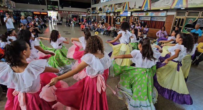 Viernes cultural deleitó a usuarios del Terminal de Maturín