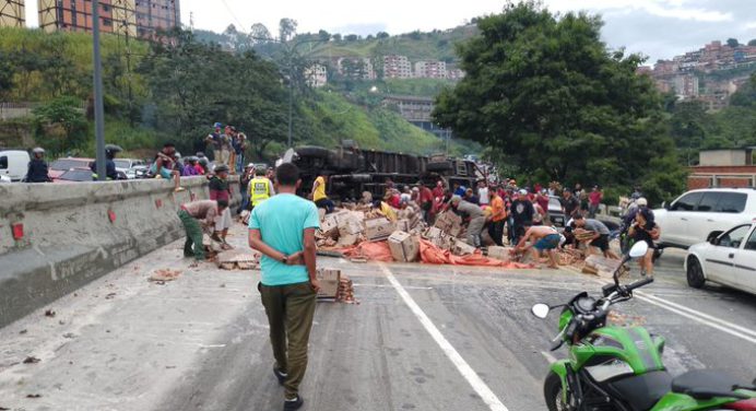 ¡Vuelco de camión bloqueó el tránsito en autopista regional del centro!