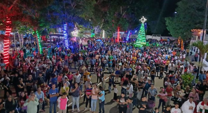 Acosta encendió la navidad 2024 (+FOTOS)