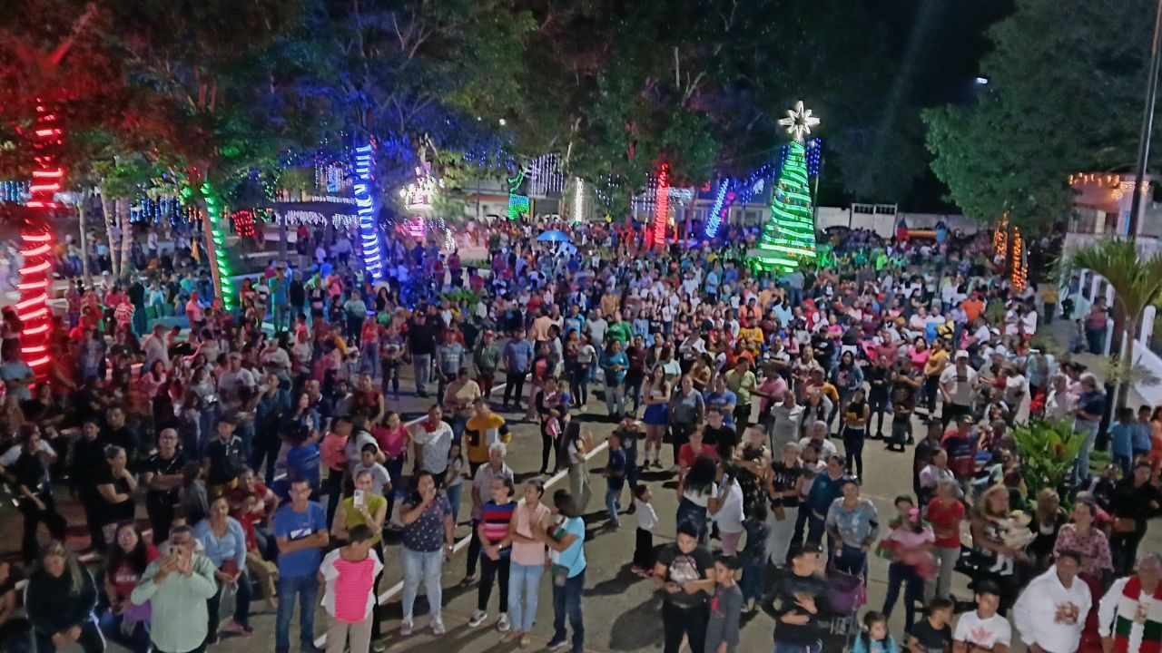 Acosta encendió la navidad 2024 (+FOTOS)