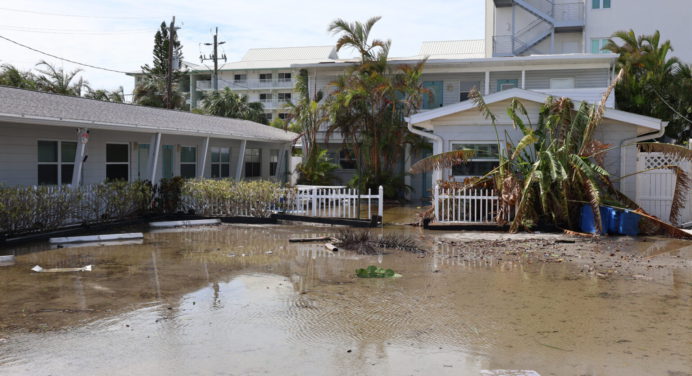 Al menos 12 muertos deja paso de huracán Milton por Florida