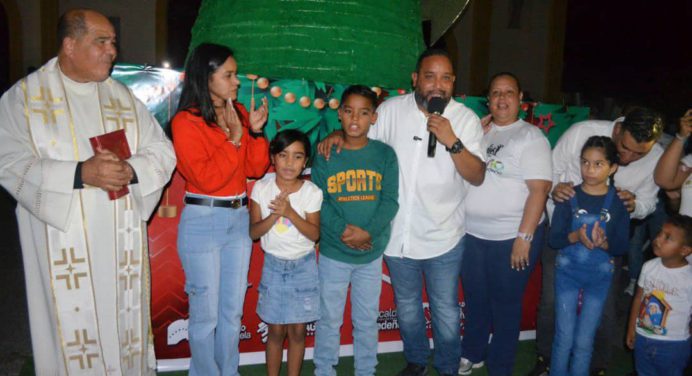 Alcalde Monteverde encendió la Navidad en Cedeño