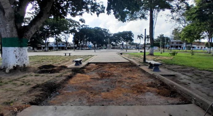 Alcaldía de Zamora restaura caminerías en la plaza Bolívar de Punta de Mata