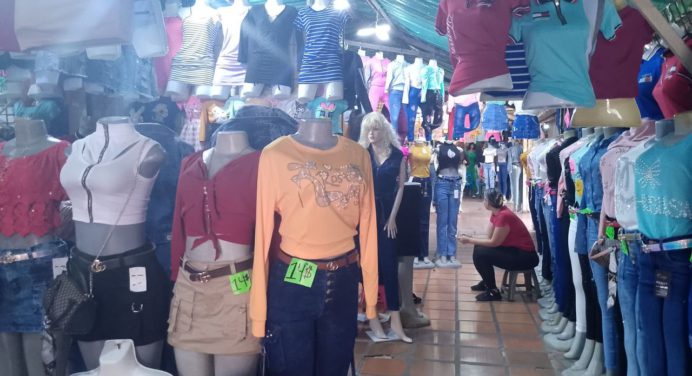 Comerciantes aumentaron los precios de la ropa para poder cobrar a tasa BCV