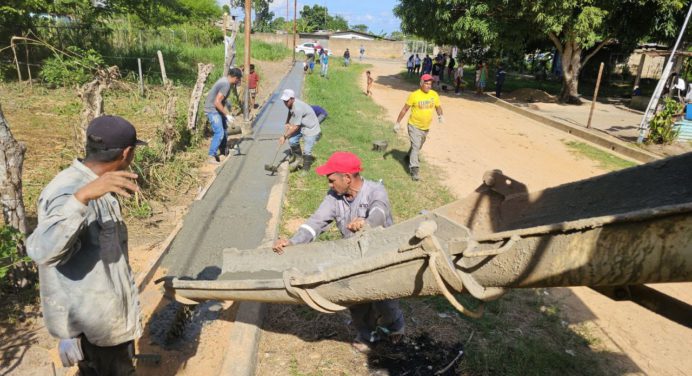 Comuna El Nazareno inicia construcción de aceras y brocales en Las Cocuizas