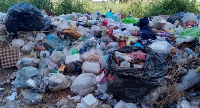 Continúa convertida en vertedero de basura la entrada de La Murallita