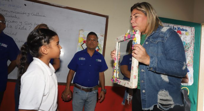 Docentes administrativos dan clase de autoestima y respeto a los estudiantes