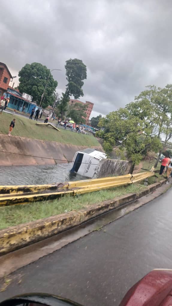 dos lesionados al caer autobus en el cano de la avenida orinoco laverdaddemonagas.com bus2