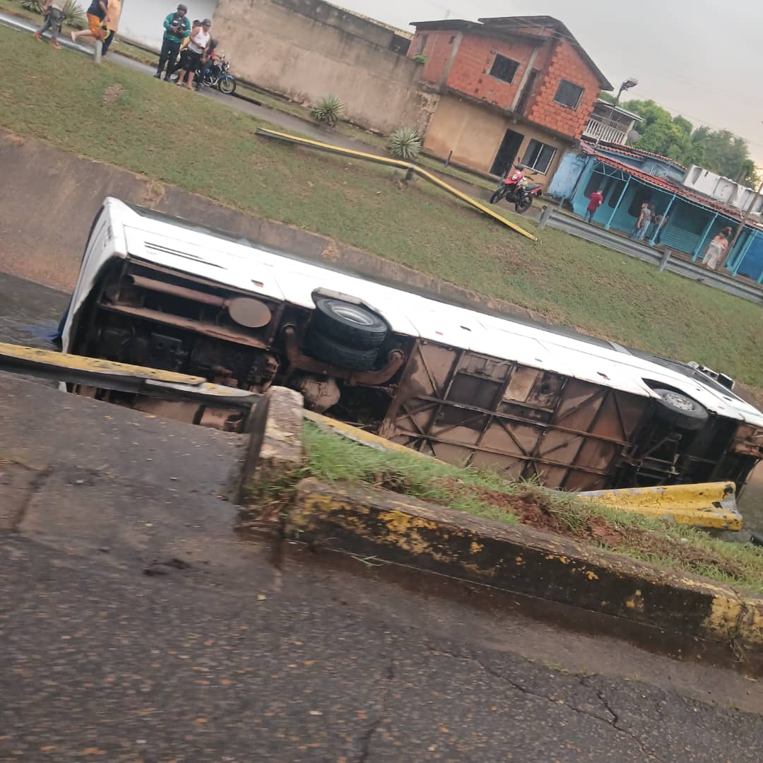 dos lesionados al caer autobus en el cano de la avenida orinoco laverdaddemonagas.com bus55