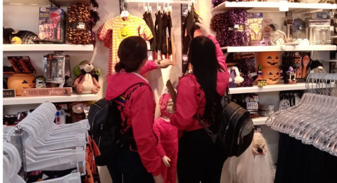 Entre brujas y espantos están los comercios del centro de Maturín