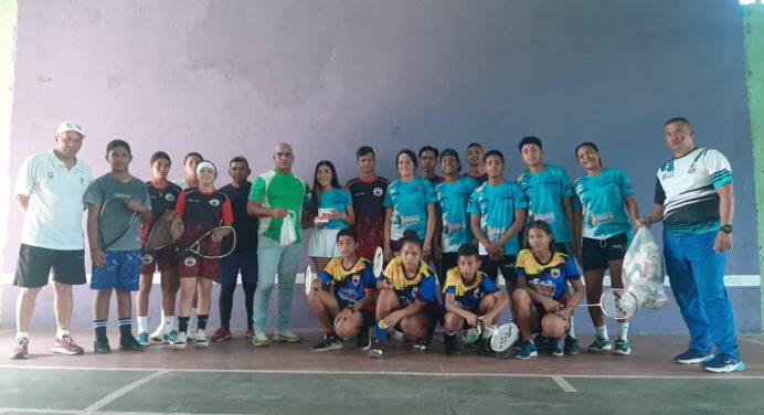 Entregan multivitamínicos a atletas de bádminton, racquetball y pelota vasca