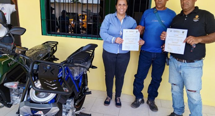 Gobernador Ernesto Luna entrega motocicletas a equipo de Corpoelec Uracoa