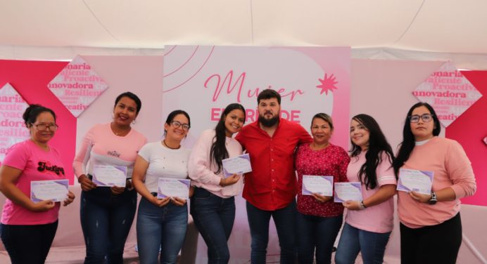 Gobernador Ernesto Luna entregó 100 créditos a mujeres emprendedoras