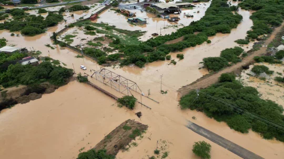 Intensas lluvias mantienen 