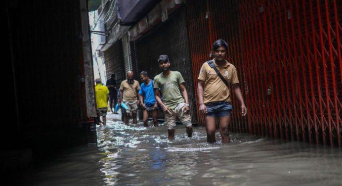 Lluvias torrenciales sumergen las calles de la capital de Bangladés