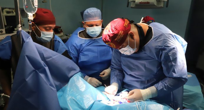 Médicos del Cardiovascular recambian exitosamente marcapasos a niña de 10 años