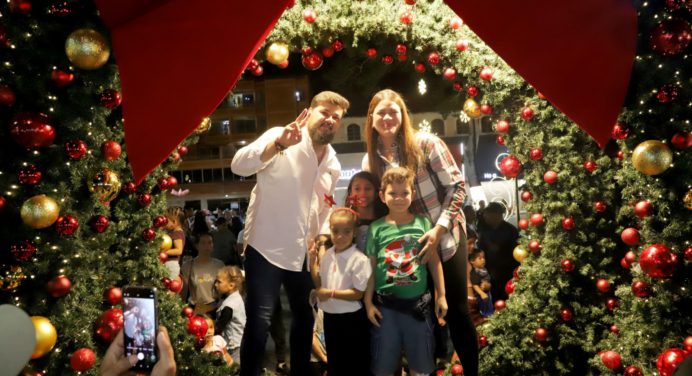 Monaguenses dan bienvenida a la Navidad con encendido de la plaza Piar