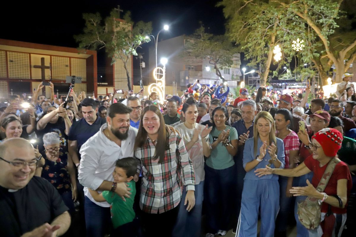 monaguenses dan bienvenida a la navidad con encendido de la plaza piar laverdaddemonagas.com encendido2