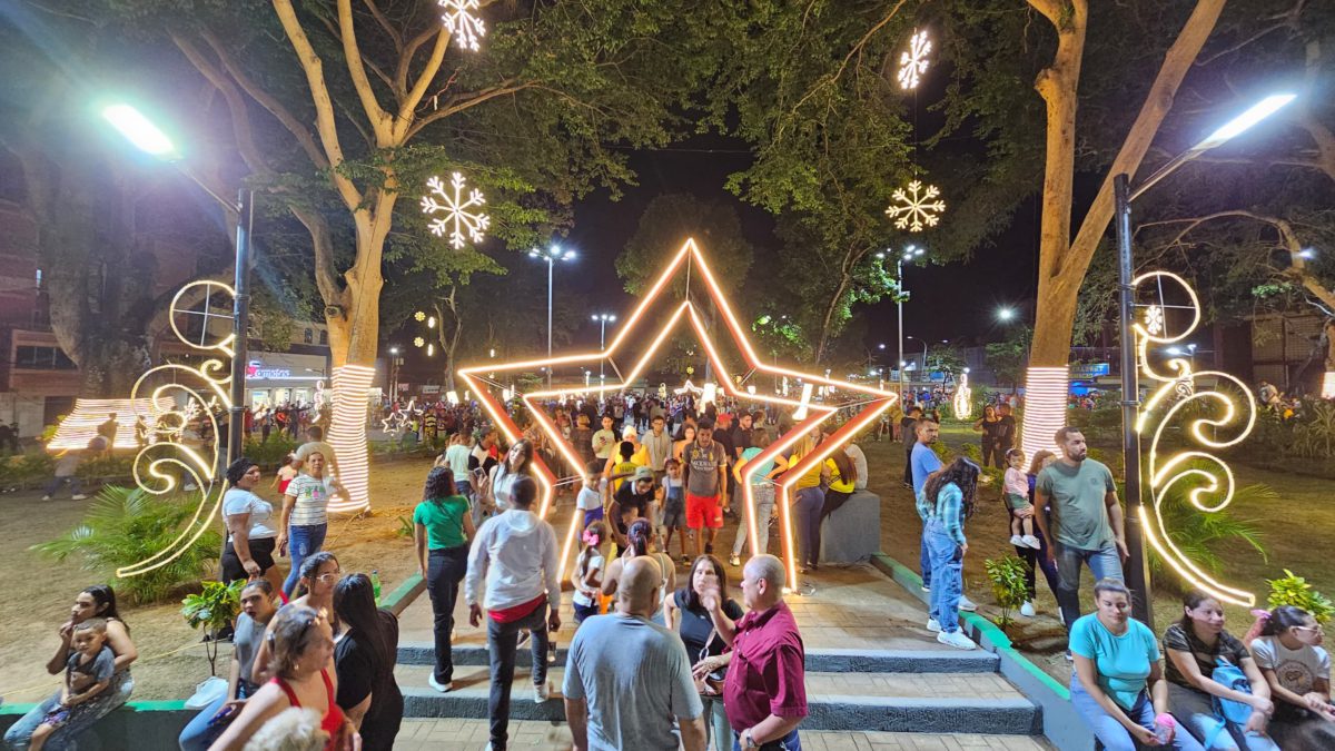 monaguenses dan bienvenida a la navidad con encendido de la plaza piar laverdaddemonagas.com encendido4