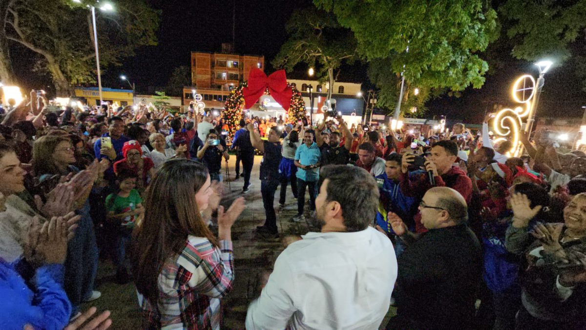 monaguenses dan bienvenida a la navidad con encendido de la plaza piar laverdaddemonagas.com encendido5