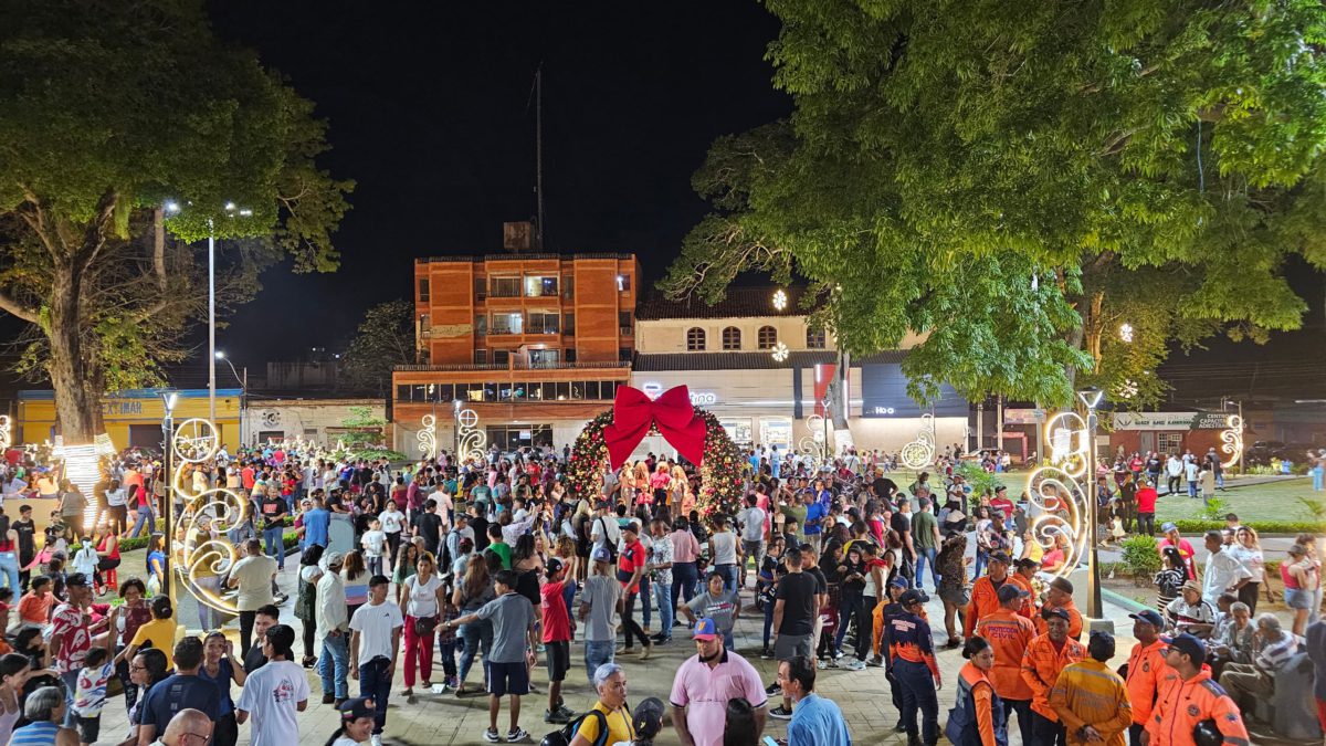 monaguenses dan bienvenida a la navidad con encendido de la plaza piar laverdaddemonagas.com encendido6