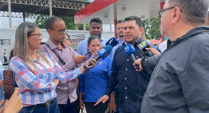 No pueden obligar a usuarios a pagar la gasolina en dólares en las estaciones de servicio