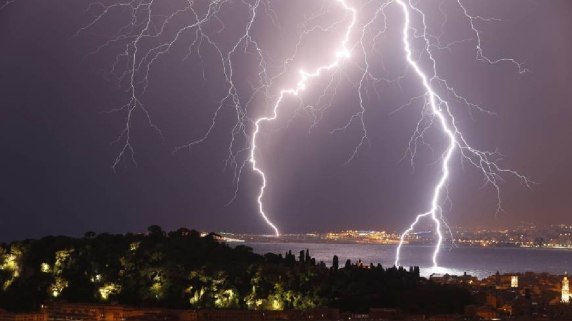 Precipitaciones con descargas eléctricas