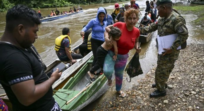 Presidente de Panamá confía en que un tercer país reciba a migrantes venezolanos deportados