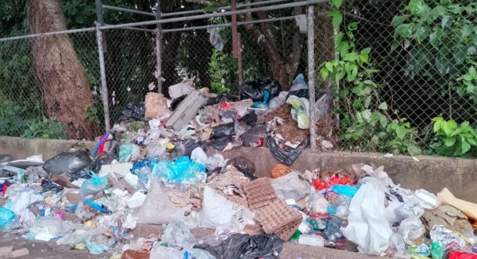 Residentes de La Cruz expresaron que la basura abunda por la vía principal