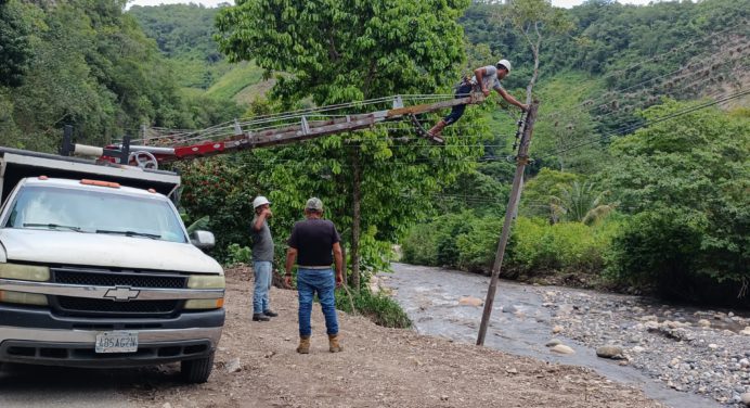 Restablecen servicio eléctrico en Las Delicias de Acosta tras crecida del río Cocollar