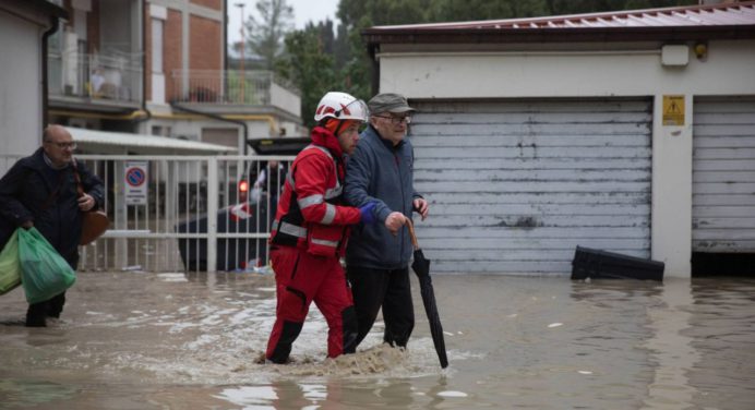 Ríos desbordados en Italia obligan a evacuaciones masivas por las inundaciones