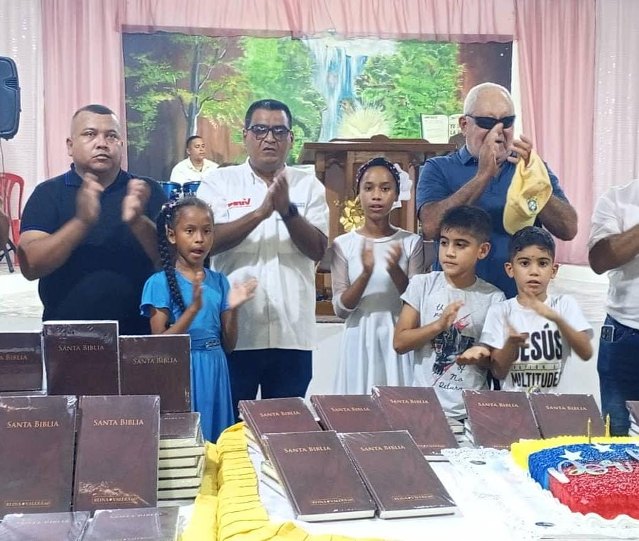 Alcalde Requena dona 200 biblias en la iglesia Rosa de Sarón