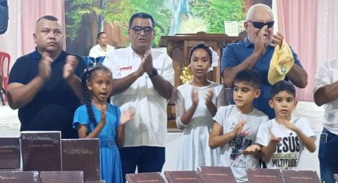 Alcalde Requena dona 200 biblias en la iglesia Rosa de Sarón