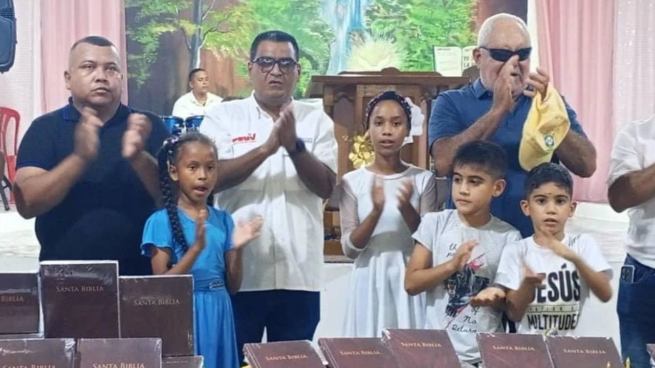 Alcalde Requena dona 200 biblias en la iglesia Rosa de Sarón