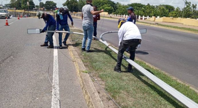 Alcaldía de Maturín reparó postes dañados durante accidente