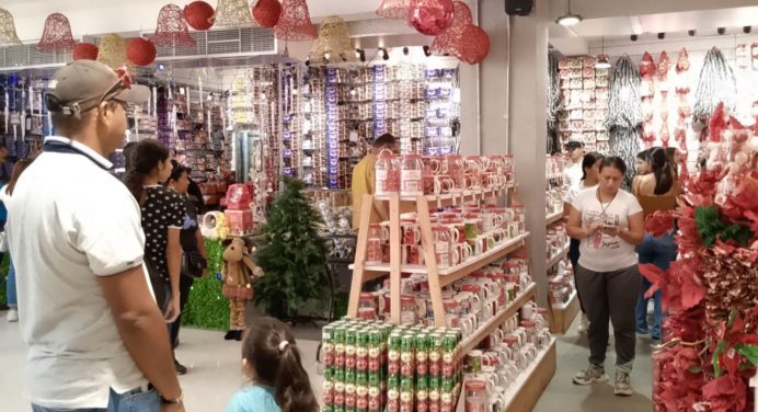 Alta afluencia de consumidores realizando compras navideñas
