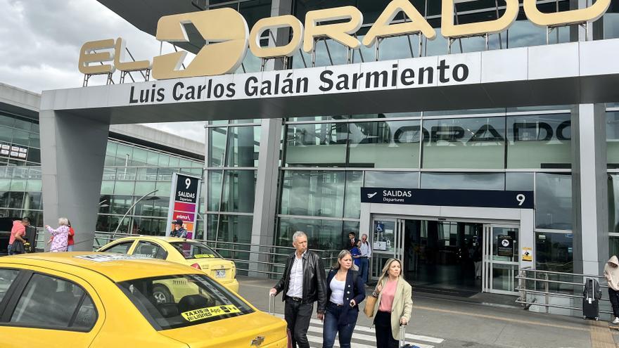 Cargo plane hits a tower of the system that guides landings at Bogotá airport