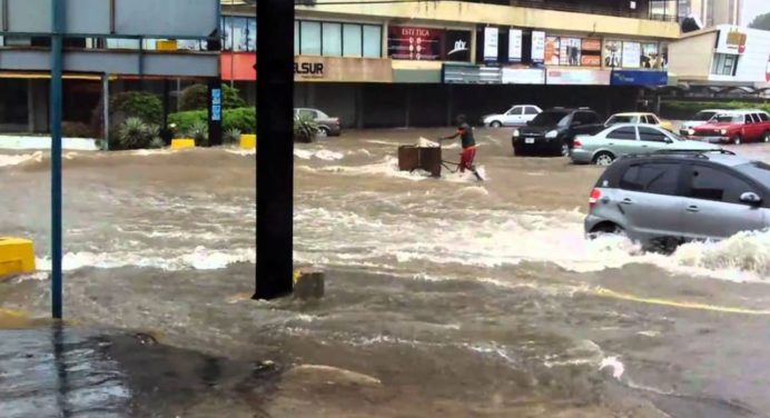 Calles de Maracaibo convertidas en corrientes de agua tras intensas precipitaciones