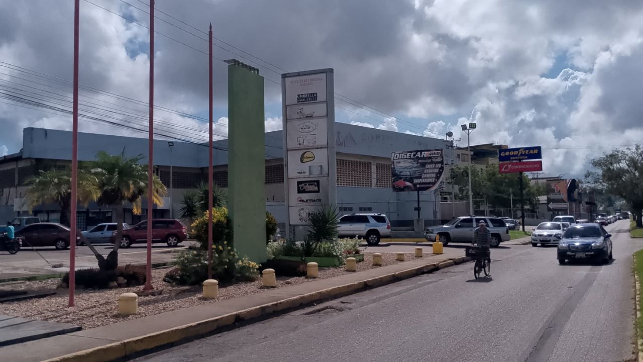 largas colas para surtir gasolina