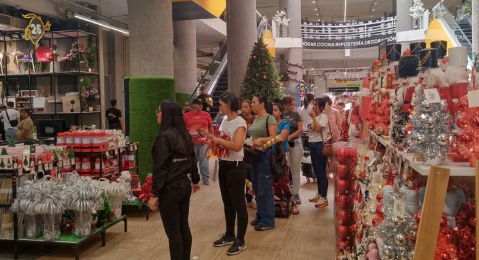 Maturineses se animaron a comprar adornos navideños