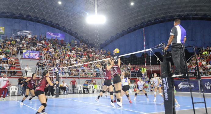 Con tribunas repletas se jugaron finales del voleibol en los Juegos Oriente 2024