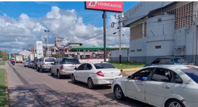 Conductores hacen colas kilométricas en estaciones de servicio dolarizadas