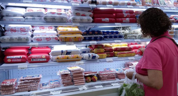 Consumidores compran embutidos por el alto costo de la carne y el pollo