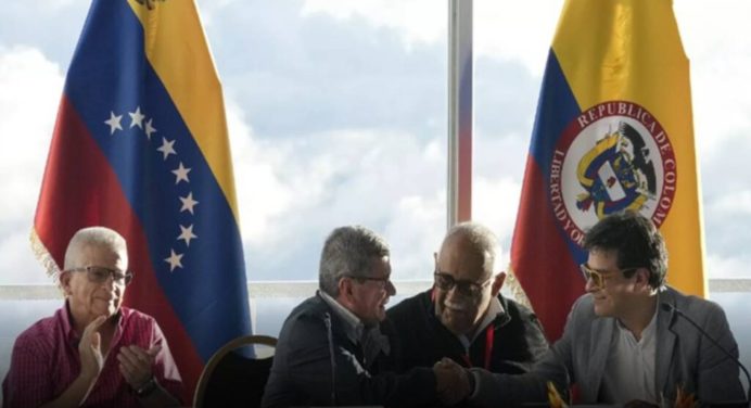 Delegación del ELN llega a Caracas para reunirse con gobierno de Petro