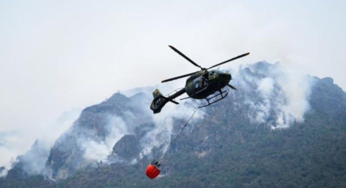 Ecuador refuerza los esfuerzos para extinguir las llamas en el parque Nacional Cajas