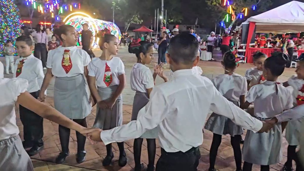 emprendedores toman la plaza romulo gallegos para su iii feria navidena laverdaddemonagas.com feria2