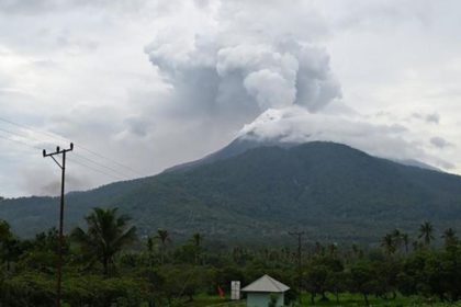 Erupción de volcán en Indonesia