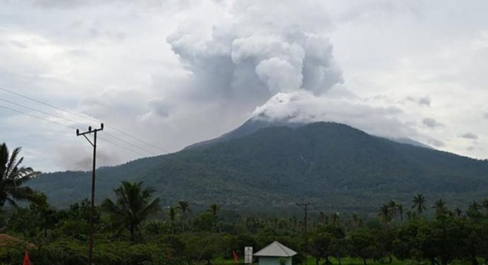 Erupción de volcán en Indonesia deja a 2.450 evacuados y 9 víctimas fatales